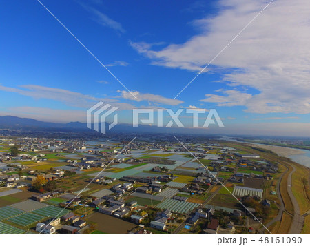 吉野川の左岸〜ドローンで空撮（徳島県上板町綾部） 48161090