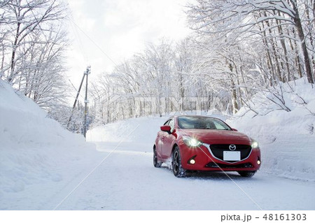 自動車イメージ 雪景色の中のコンパクトカー 自動車イメージ 雪景色の中のコンパクトカー 48161303
