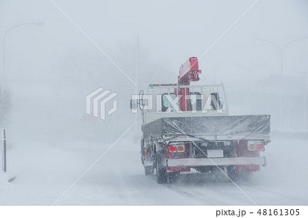 雪道 ホワイトアウト 視界不良 雪道 ホワイトアウト 視界不良 48161305