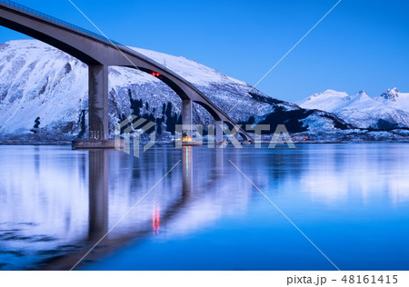 Bridge and reflection on the water surface. 48161415