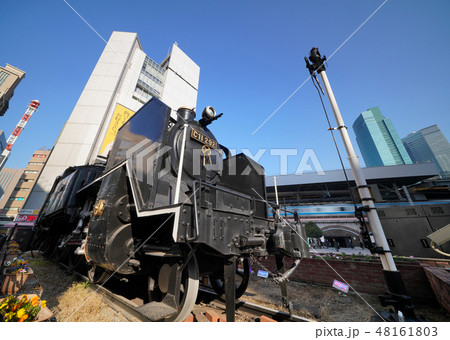 日本の東京都市景観 新橋駅前のSLなどを望む(夜景) 日本の東京都市景観 新橋駅前のSLなどを望む(夜景) 48161803