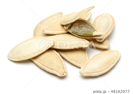 Pumpkin seeds isolated on white 48162077