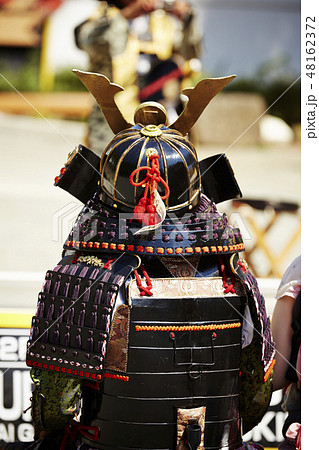戦国武将の鎧兜の男性の写真素材