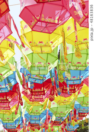 韓国の燃灯祝祭　ランタンフェスティバル　カラフルな色提灯 48163836