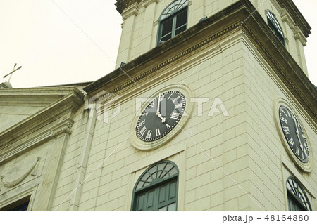 洋風デザインの時計台 48164880