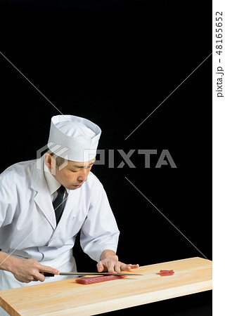 刺身を引く板前 48165652