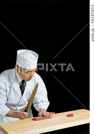 刺身を引く板前 48165653