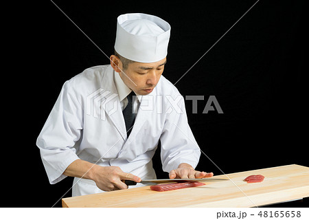 刺身を引く板前 48165658