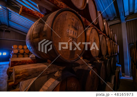 ウィスキー　ウイスキー　樽　バレル　熟成庫　倉庫　熟成　アンティーク　お酒　酒　嗜好品　アルコール 48165973