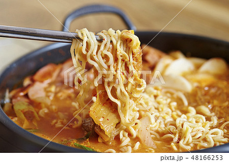 ラーメン入りのキムチチゲ　韓国料理 48166253