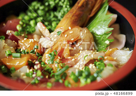 エビ マグロ サーモンの海鮮丼 エビ マグロ サーモンの海鮮丼 48166899