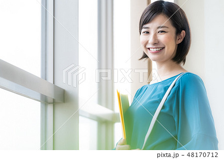 若い女性 若い女性 48170712