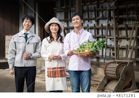 農業 夫婦 野菜 農家 イメージ 48171281