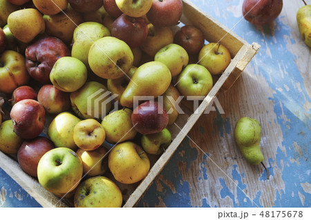 Box of apples and pears Box of apples and pears 48175678