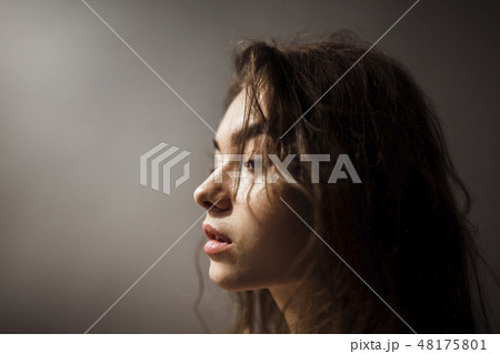 Side view of young woman 48175801