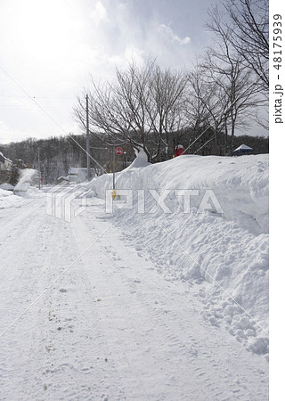 豪雪地帯の住宅街（車道） 48175939