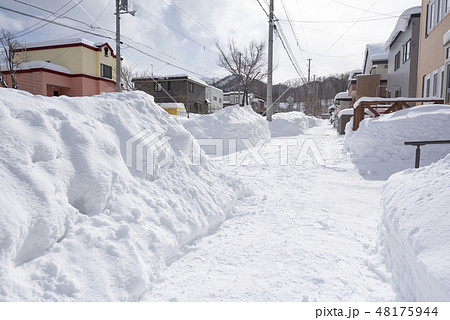 豪雪地帯の住宅街（歩道） 48175944