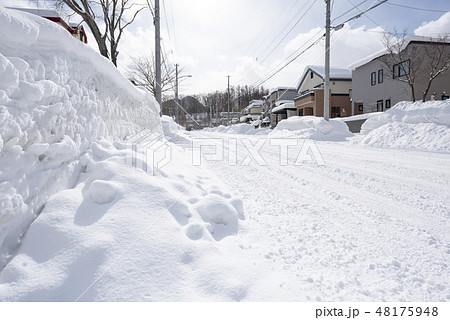 豪雪地帯の住宅街（車道） 48175948