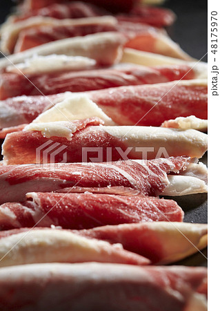 生の牛肉　薄切りしゃぶしゃぶ用　黒背景 48175970