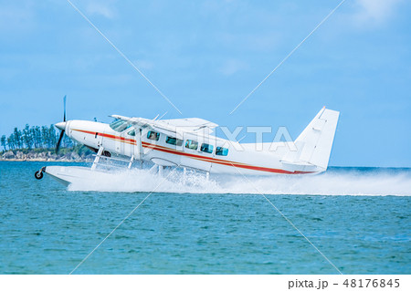 海上のフロート水上機 48176845
