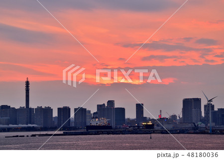 夕焼けでオレンジ色に輝くみなとみらい地区 夕焼けでオレンジ色に輝くみなとみらい地区 48180036