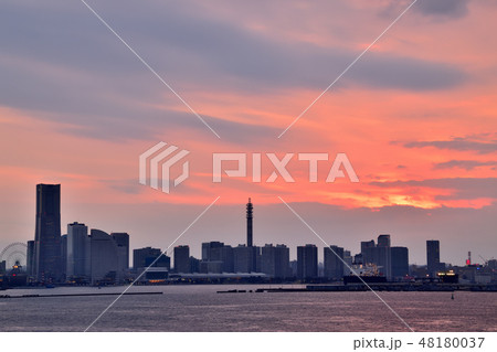 夕焼けでオレンジ色に輝くみなとみらい地区 夕焼けでオレンジ色に輝くみなとみらい地区 48180037
