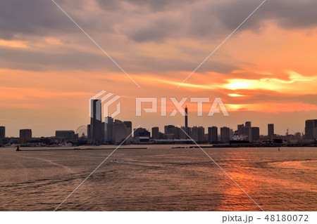 夕焼けでオレンジ色に輝くみなとみらい地区 夕焼けでオレンジ色に輝くみなとみらい地区 48180072