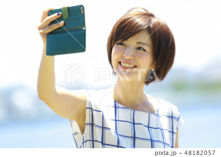 自撮りする女性 自撮りする女性 48182057