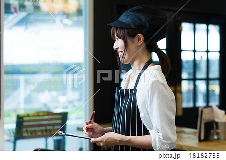 カフェ カフェバー スタッフ 店員 若い女性 カフェ カフェバー スタッフ 店員 若い女性 48182733