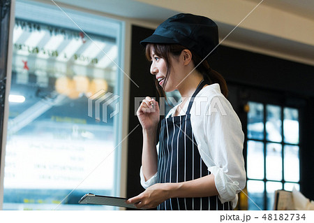 カフェ カフェバー スタッフ 店員 若い女性 カフェ カフェバー スタッフ 店員 若い女性 48182734