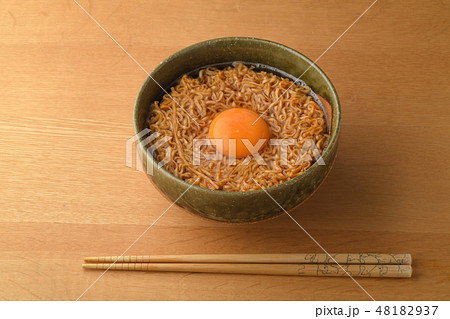 インスタントラーメン インスタントラーメン 48182937