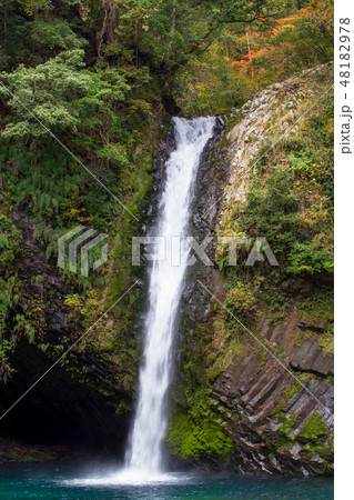 浄蓮の滝と玄武岩（スローシャッター） 48182978