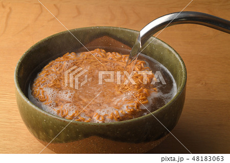 インスタントラーメンにお湯を注ぐ 48183063