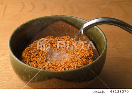 インスタントラーメンにお湯を注ぐ インスタントラーメンにお湯を注ぐ 48183070
