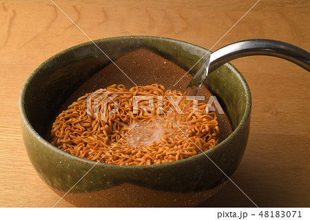 インスタントラーメンにお湯を注ぐ インスタントラーメンにお湯を注ぐ 48183071