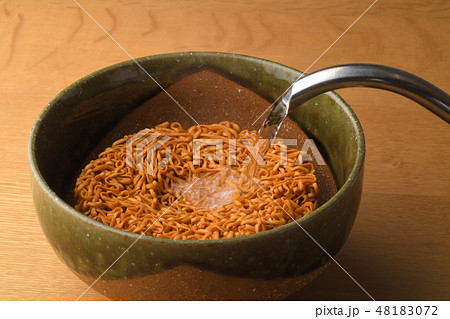 インスタントラーメンにお湯を注ぐ 48183072