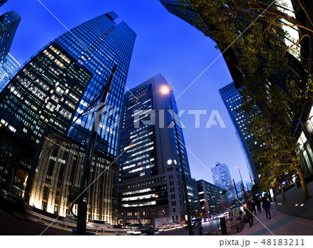 夕暮れのオフィスビル街 夕暮れのオフィスビル街 48183211