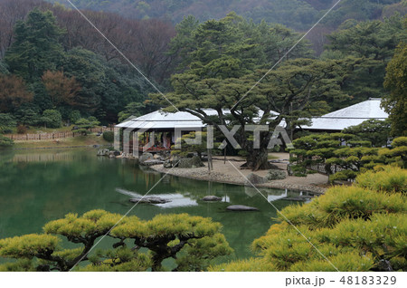 冬の栗林公園、南湖畔、薄雪の掬月亭 冬の栗林公園、南湖畔、薄雪の掬月亭 48183329