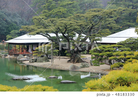 冬の栗林公園、南湖畔、薄雪の掬月亭 冬の栗林公園、南湖畔、薄雪の掬月亭 48183330