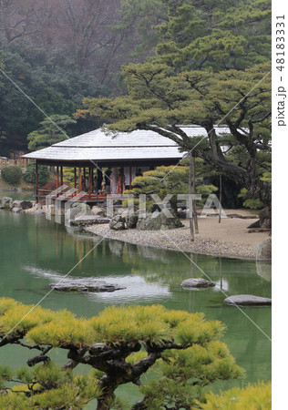 冬の栗林公園、南湖畔、薄雪の掬月亭 48183331