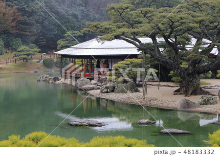 冬の栗林公園、南湖畔、薄雪の掬月亭 48183332