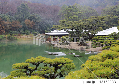 冬の栗林公園 南湖畔 薄雪の掬月亭の写真素材