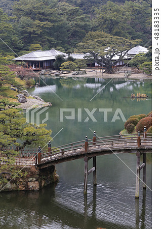 冬の栗林公園、南湖の偃月橋と薄雪の掬月亭 冬の栗林公園、南湖の偃月橋と薄雪の掬月亭 48183335