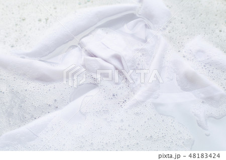 Soak cloth before washing, white shirt Soak cloth before washing, white shirt 48183424