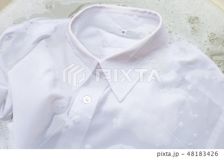 Soak cloth before washing, white shirt Soak cloth before washing, white shirt 48183426