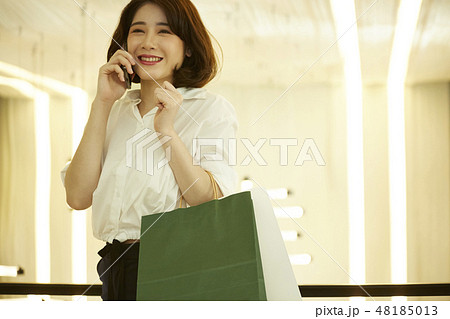 女性　ショッピング 48185013