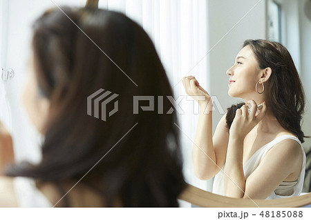 女性　ドレスアップ 48185088