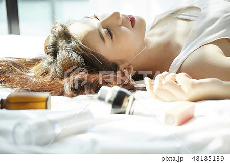 女性　ビューティー 48185139