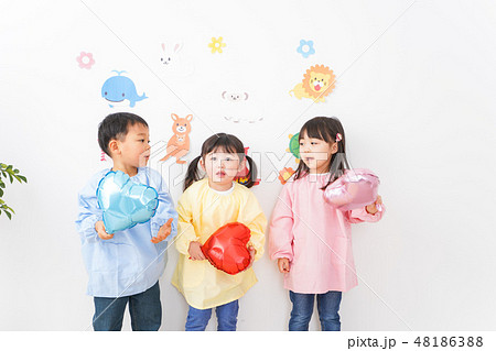 幼稚園 保育所 こども園で楽しく過ごす可愛い子供たちの写真素材