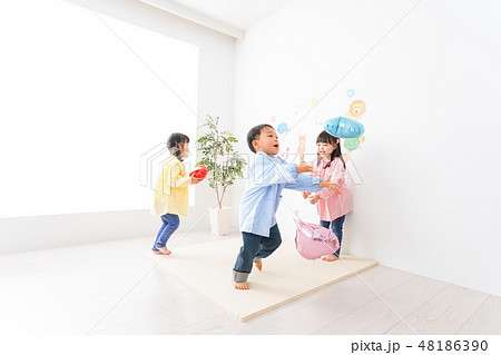 幼稚園・保育所・こども園で楽しく過ごす可愛い子供たち 幼稚園・保育所・こども園で楽しく過ごす可愛い子供たち 48186390